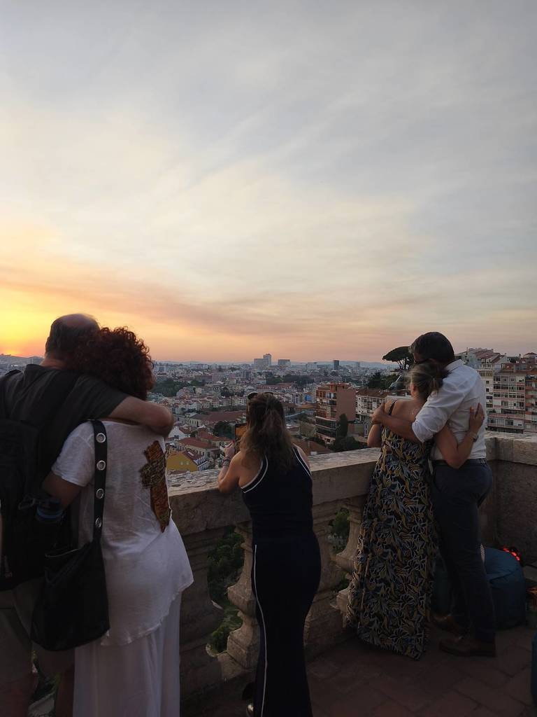 Menschen im Sonnenuntergang des Convento da Graça