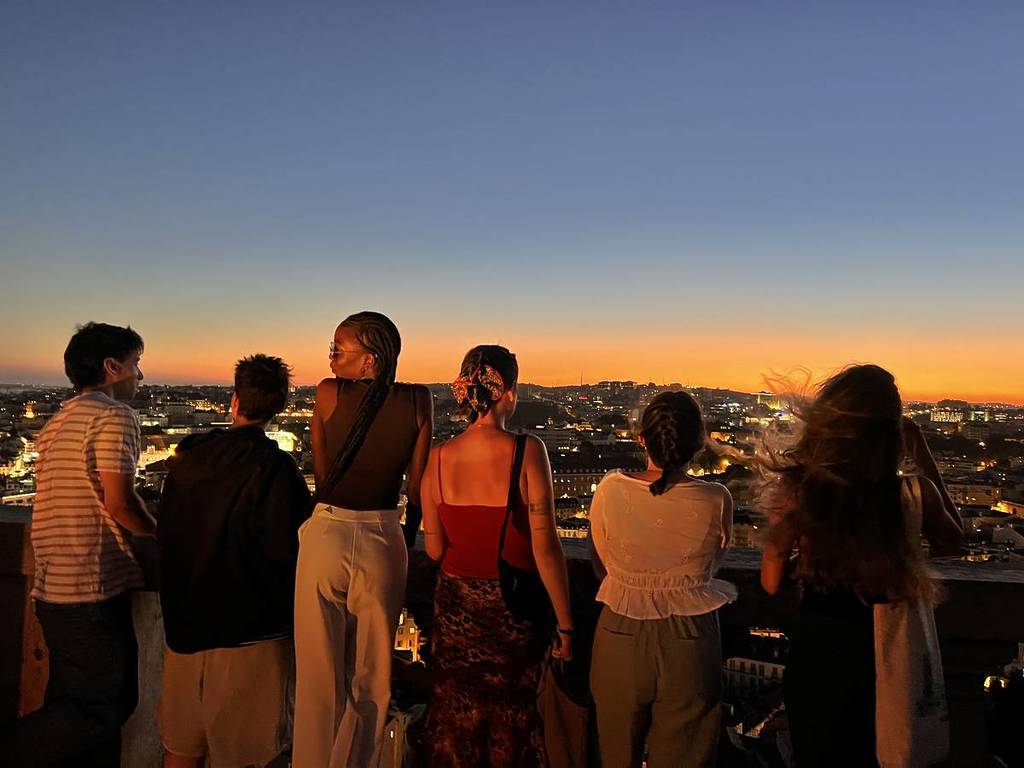 pessoas no pôr do sol do convento da graça