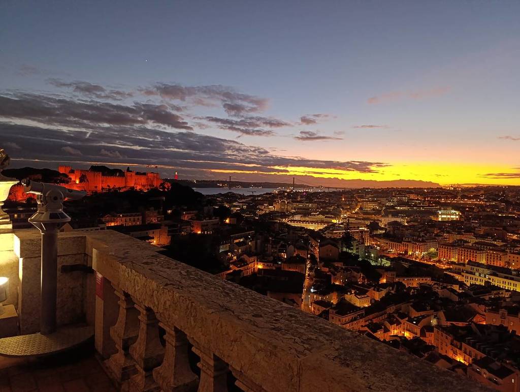 Menschen im Sonnenuntergang des Convento da Graça