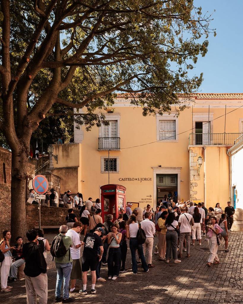pessoas à espera de entrar pelos torniquetes no castelo de são jorge 