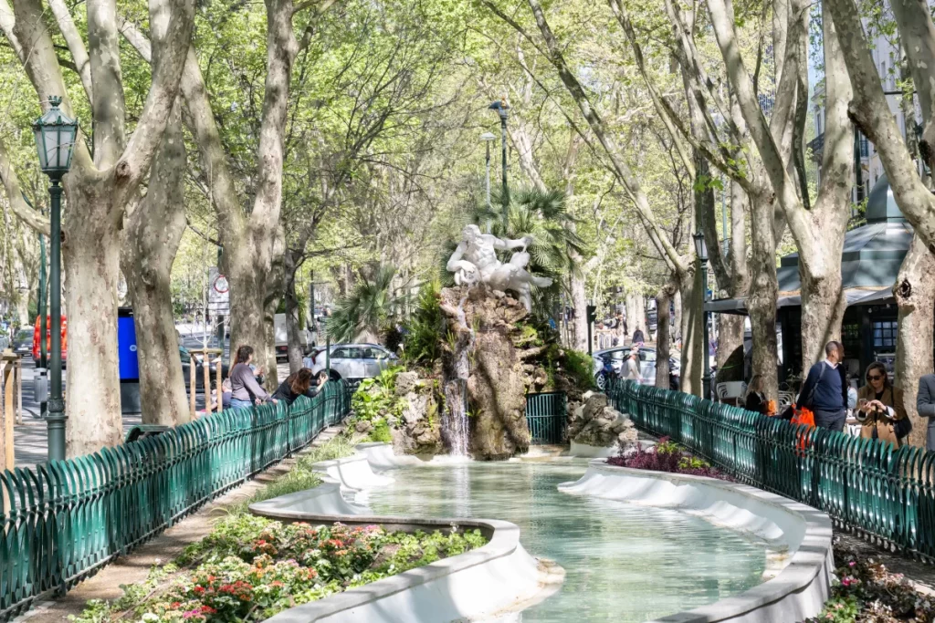 estátua no topo do Lago Tejo, na Avenida da Liberdade 