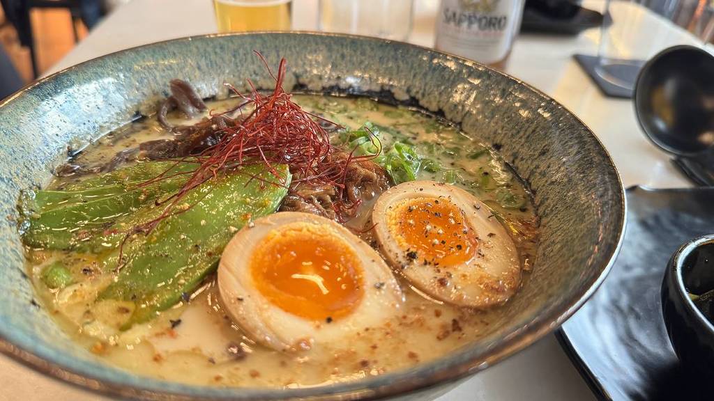 degustación de Gyukotsu Ramen en Koppu Ramen Izakaya