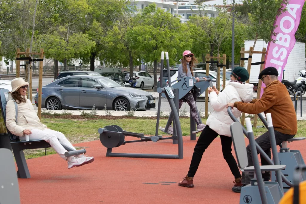 gente haciendo ejercicio en el Parque Activo de Belém