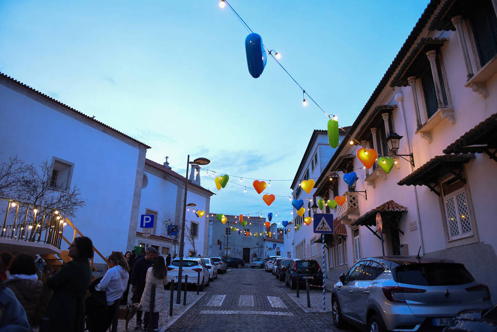 corazones del movimiento de los afectos en una plaza de Barcarena, Oeiras