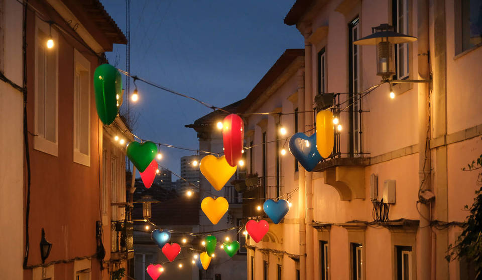 Esta praça em Oeiras está cheia de corações coloridos para combater o isolamento urbano