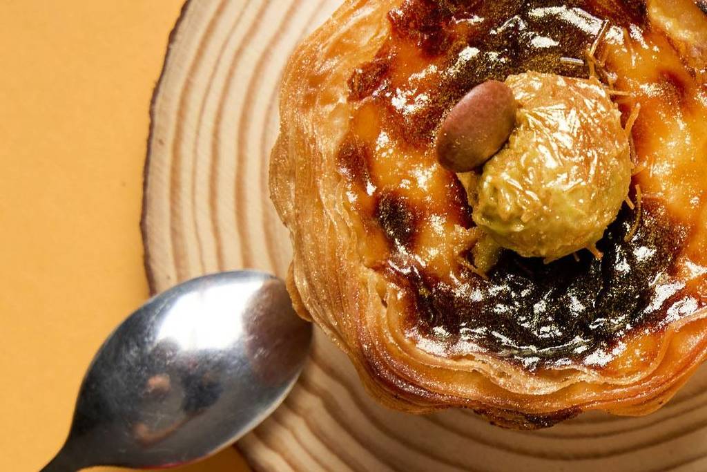 pastel de nata com chocolate do dubai na pastelaria nat'elier