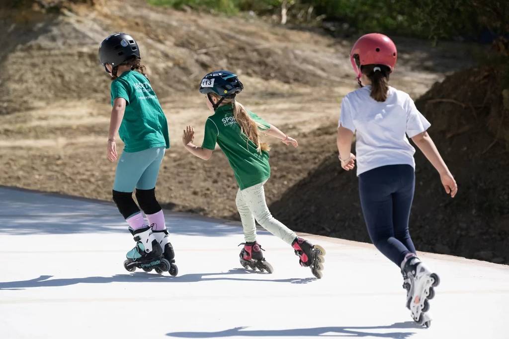 Kinder beim Inlineskaten im Parque Urbano Mar e Vila