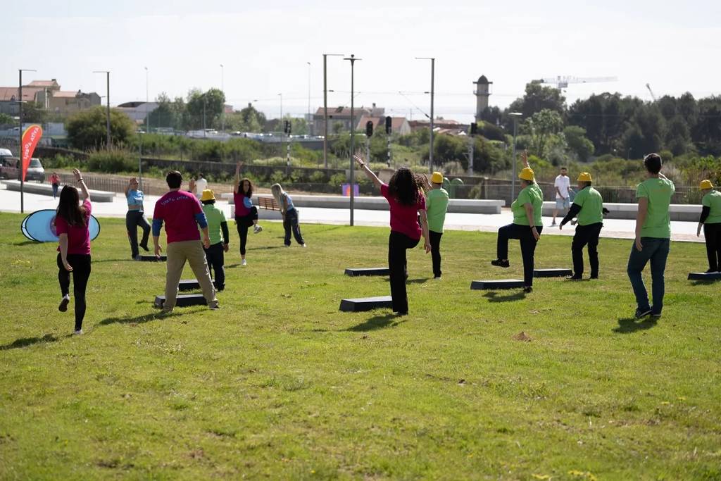 eine Gruppe von Menschen beim Sport im Parque Urbano Mar e Vila
