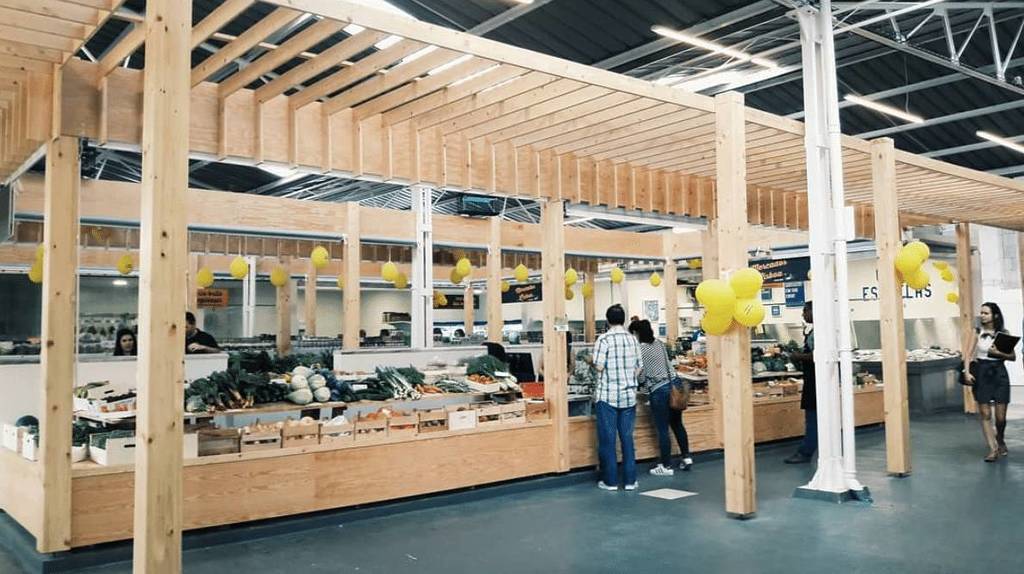 des gens qui font leurs courses au Mercado do Lumiar