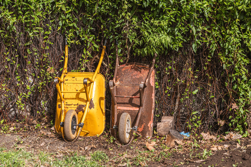carritos de jardinería aparcados en una visita del festival Jardines Abiertos