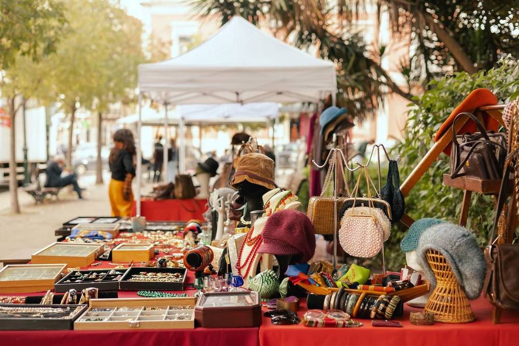 podes aproveitar os melhores planos de lisboa em maio à boleia com a bolt, como ir à feira da ladra