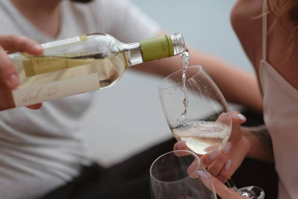 Leute, die auf einem Festival Wein trinken 