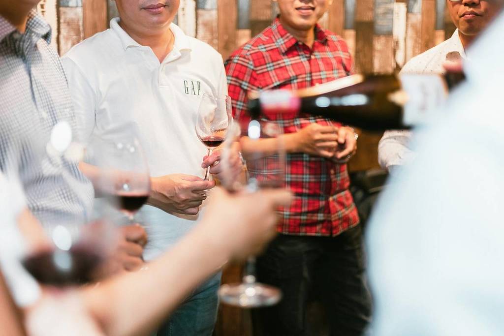 Leute, die auf einem Festival Wein trinken 