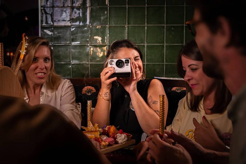 donna che usa una Polaroid al Mama Celebration al Mama Shelter di Lisbona