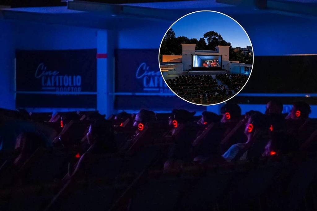 personas con auriculares en el cine al aire libre del Cinecapitolio Rooftop