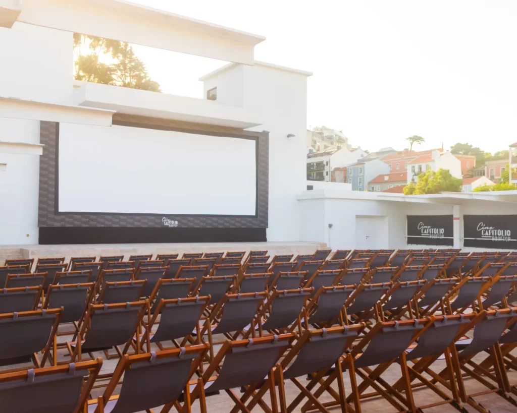 pantalla y tumbonas de cine al aire libre en Cinecapitolio Rooftop 