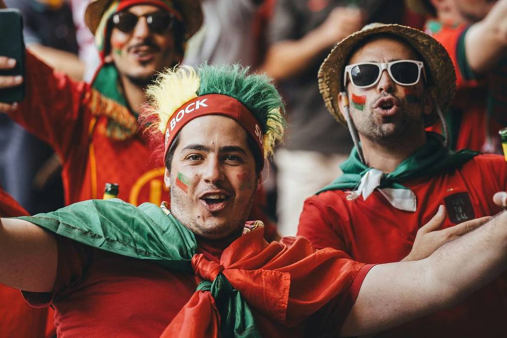 aficionados al fútbol animando a la selección de Portugal en el Mundial de fútbol de 2026 