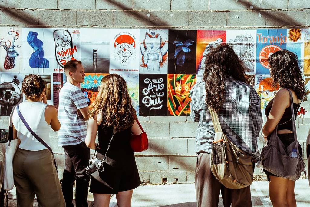 Besucher der Ausstellung in Marvila Poster Mostra