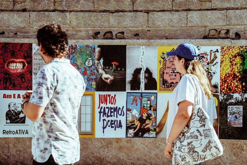 personnes à l'exposition à Marvila Poster Mostra