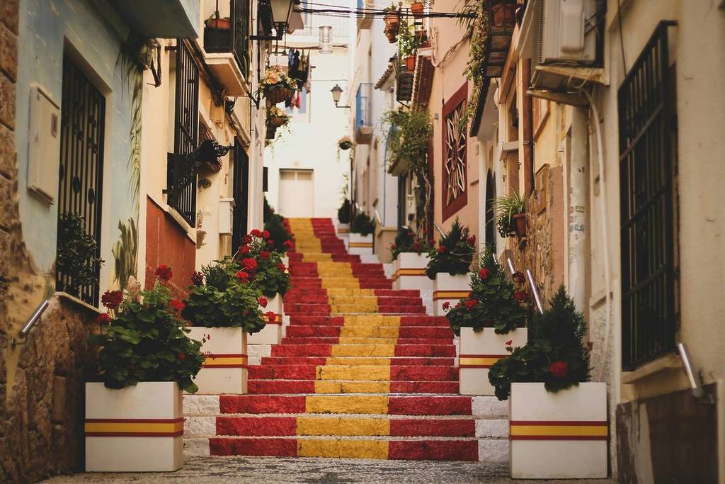 Treppe in den Farben der spanischen Flagge