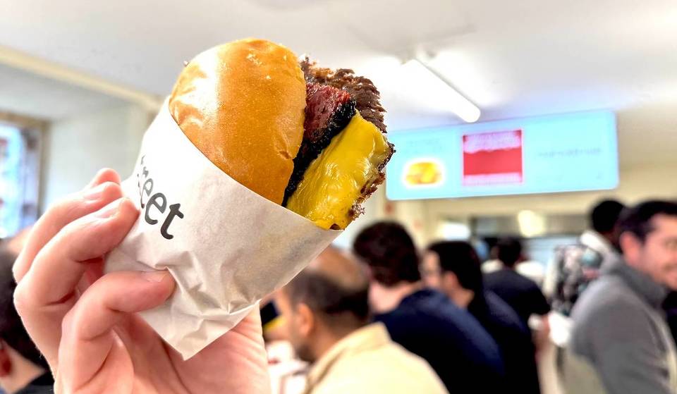 La nueva Pastrami Burger de Street Smash Burgers y KAU BBQ se agota todos los días: combina la clásica smash con lonchas de carne ahumada por 14,90 €; pero ya te quedan pocos días para probarla