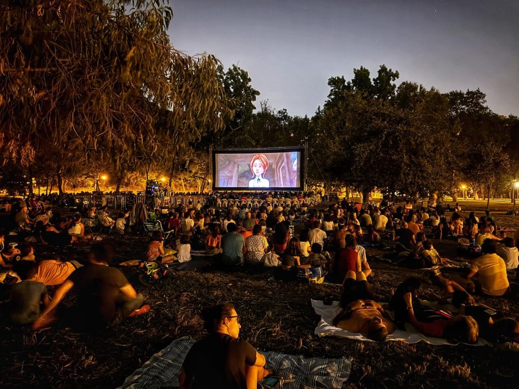 persone che guardano un film all'aperto al CineConchas
