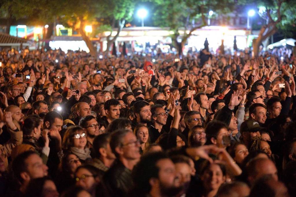 public qui assiste aux concerts des Fêtes d'Oeiras