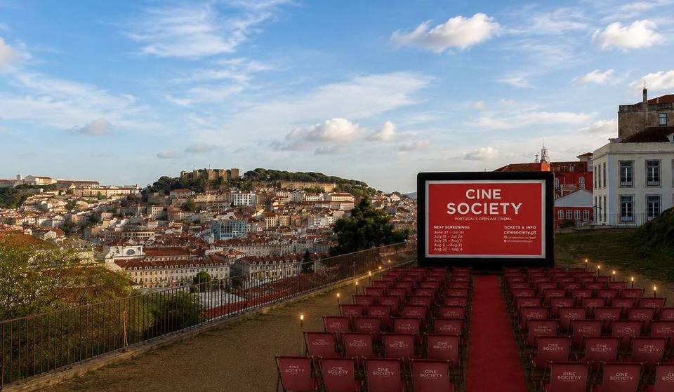 Solo tra giugno e luglio: una terrazza quasi segreta di Lisbona proietta “Mamma Mia!” e “A Star Is Born” con vista sul Castello di São Jorge