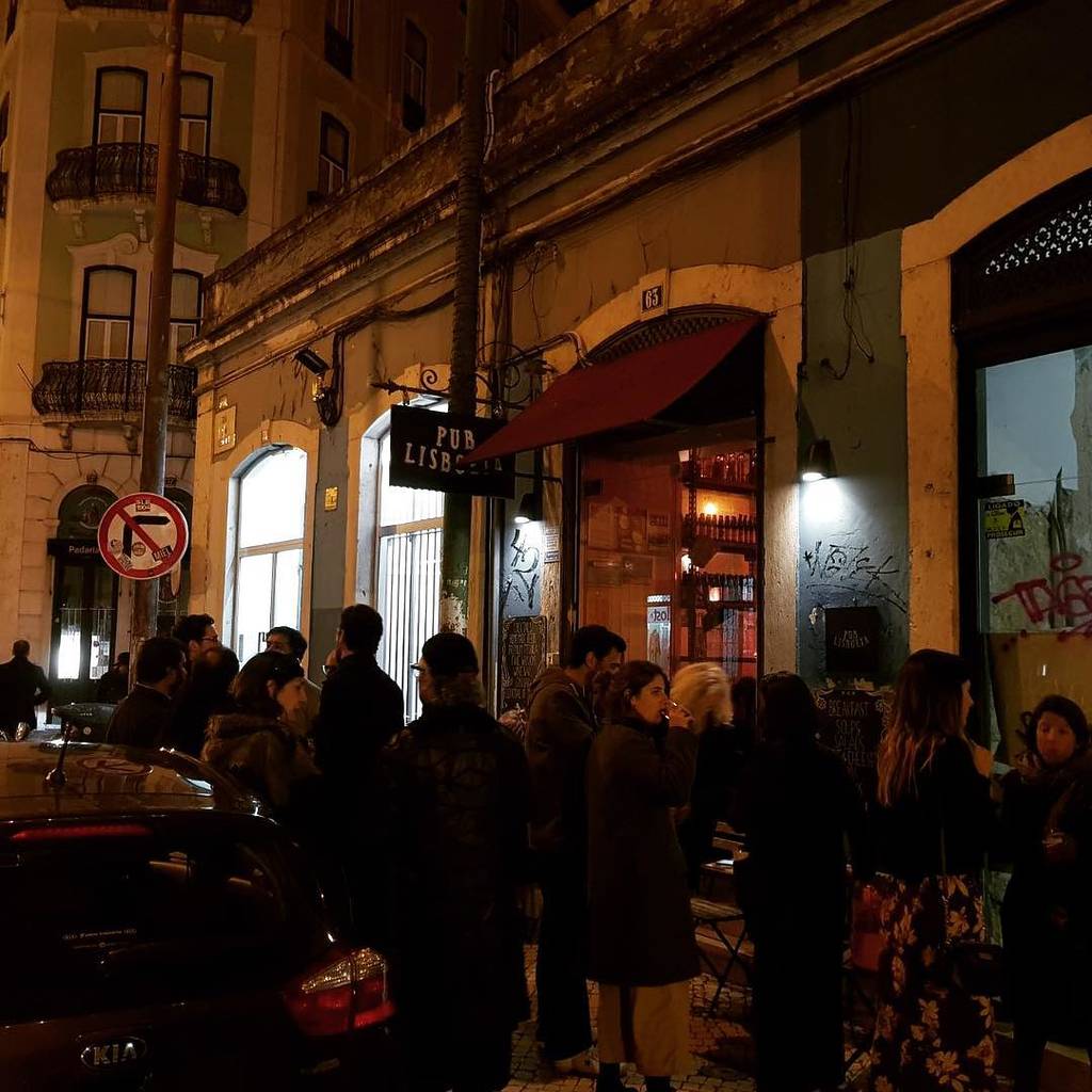 people at the door of O Pub Lisboeta 