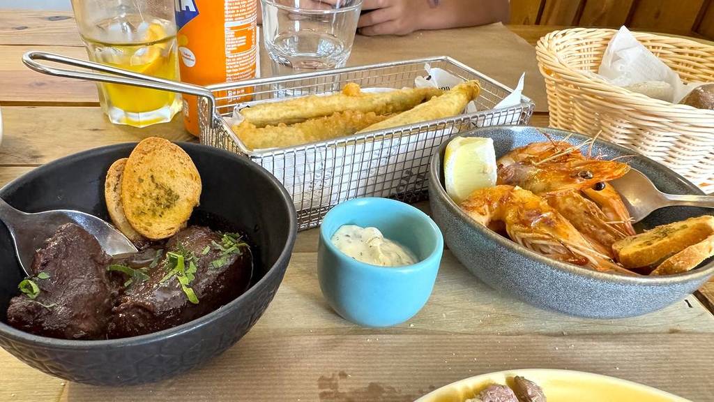 joues de porc braisées et crevettes à la guliho au restaurant de tapas Jamon Jamon à Óbidos 