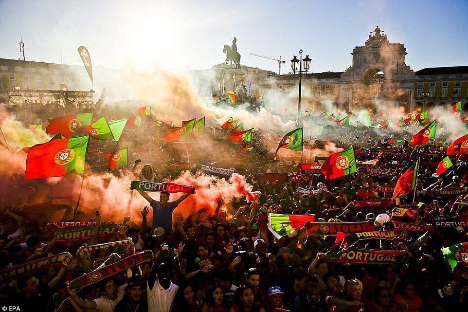 i tifosi della nazionale di calcio portoghese al Terreiro do Paço 