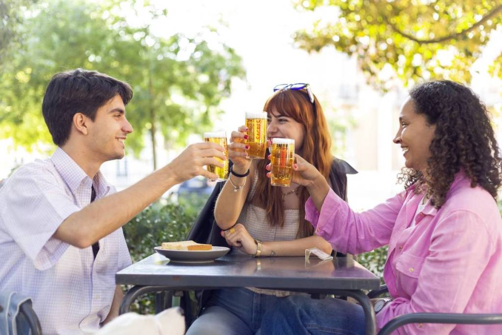 amici che brindano con una birra durante i Mondiali alla Esplanada Príncipe Real