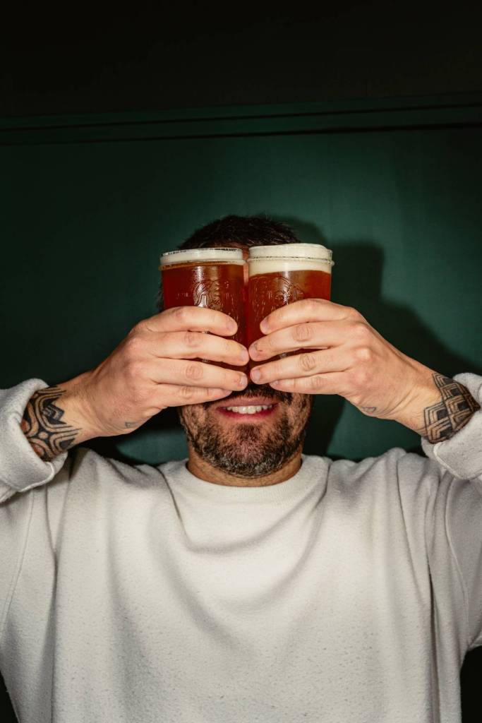 uomo con due birre imperiali al ristorante Tráfico