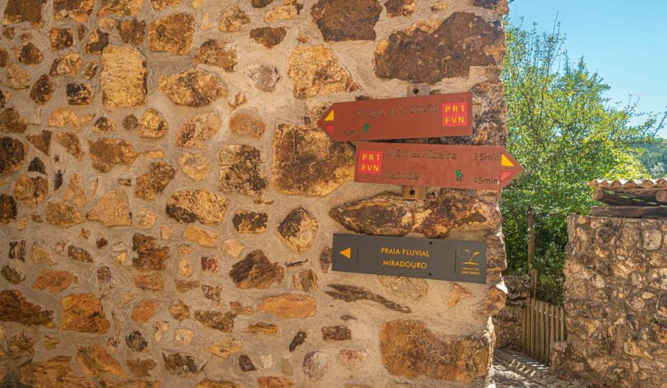 Ni pizarra ni ruinas: el singular pueblo de cuarcita a dos horas de Lisboa que ha renacido gracias a sus vecinos y esconde playas fluviales