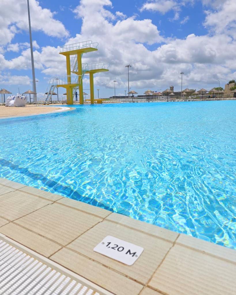 Sprungplattformen des Oceânico-Schwimmbads in Oeiras 