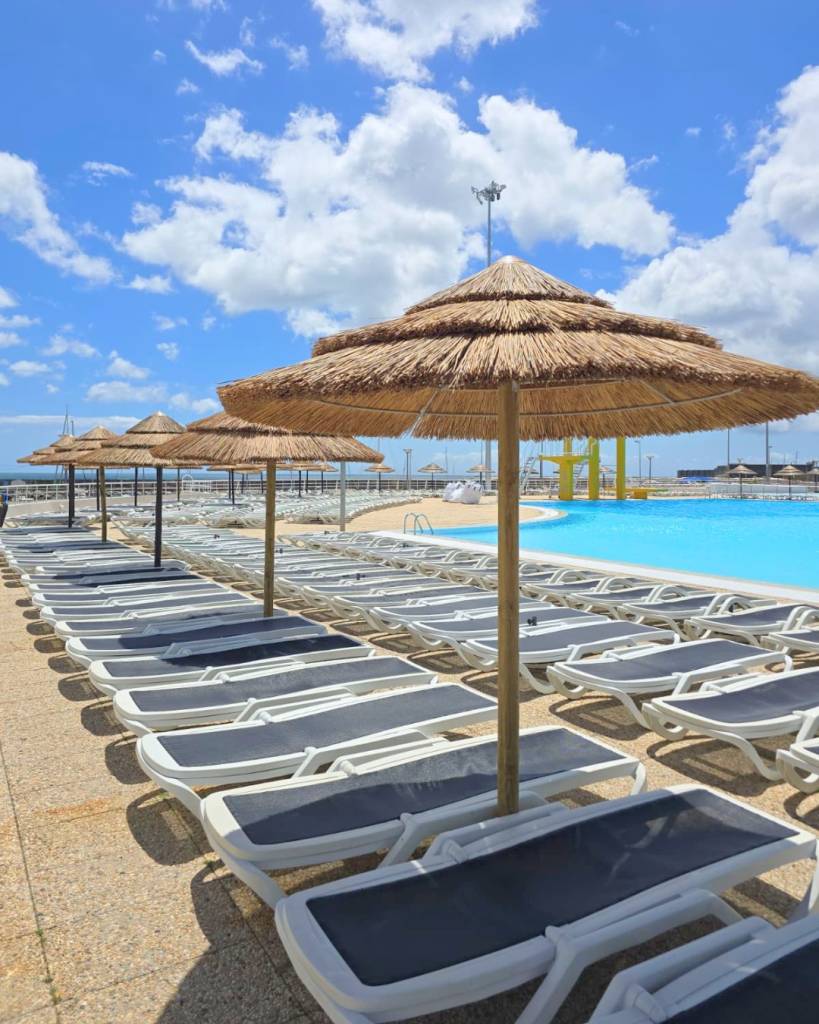 Liegestuhlplattformen am Océano-Pool in Oeiras 