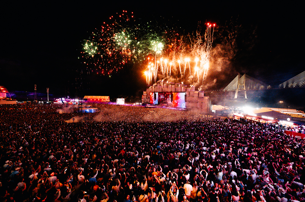 fuochi d’artificio sul palco “Mundo” del Rock in Rio Lisboa 2026