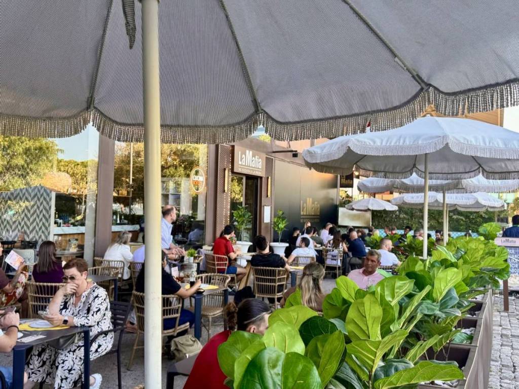 terrazza per vedere le partite dei Mondiali al ristorante La Mafia: siediti a tavola