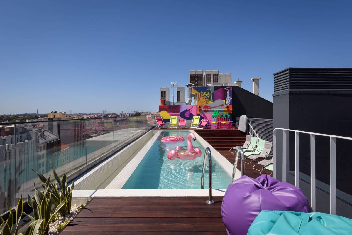 Moxy Lisbon City: rooftop con piscina