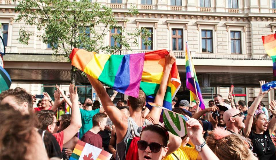 Oltre 2 milioni di persone per le strade di Madrid e ritmi techno a Berlino: l’itinerario del Pride LGBTQ+ che dominerà l’Europa quest’estate