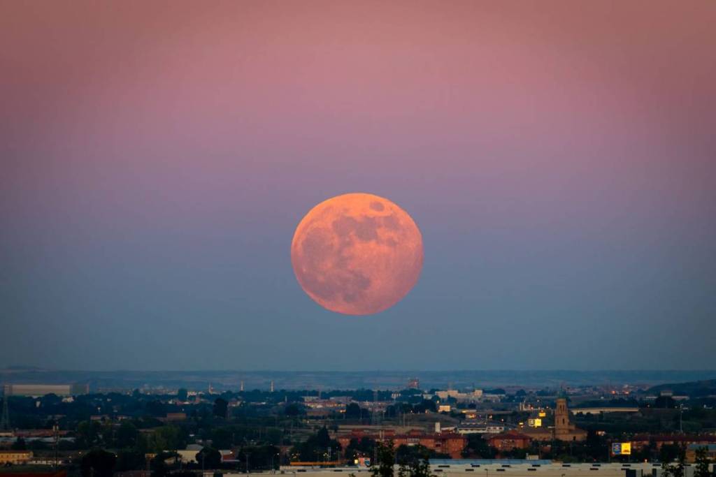 la luna llena de fresa, la primera del verano