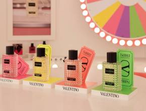 Apenas durante cinco dias em Lisboa: a loja pop-up de entrada livre de Valentino Beauty recria o espírito das feiras de verão com jogos, surpresas e uma nova coleção para descobrir