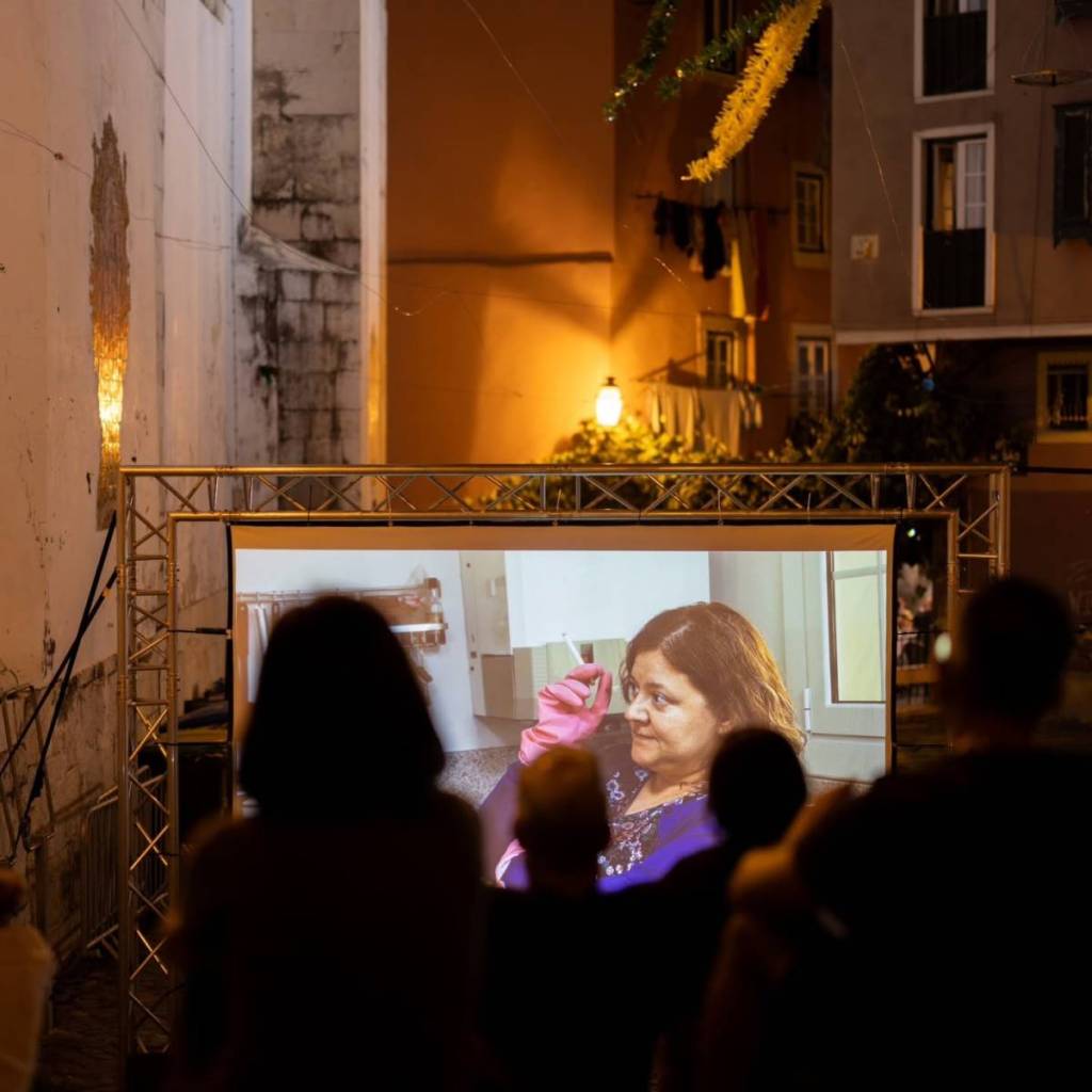 Open-Air-Kino auf den Treppen von São Miguel in Alfama 