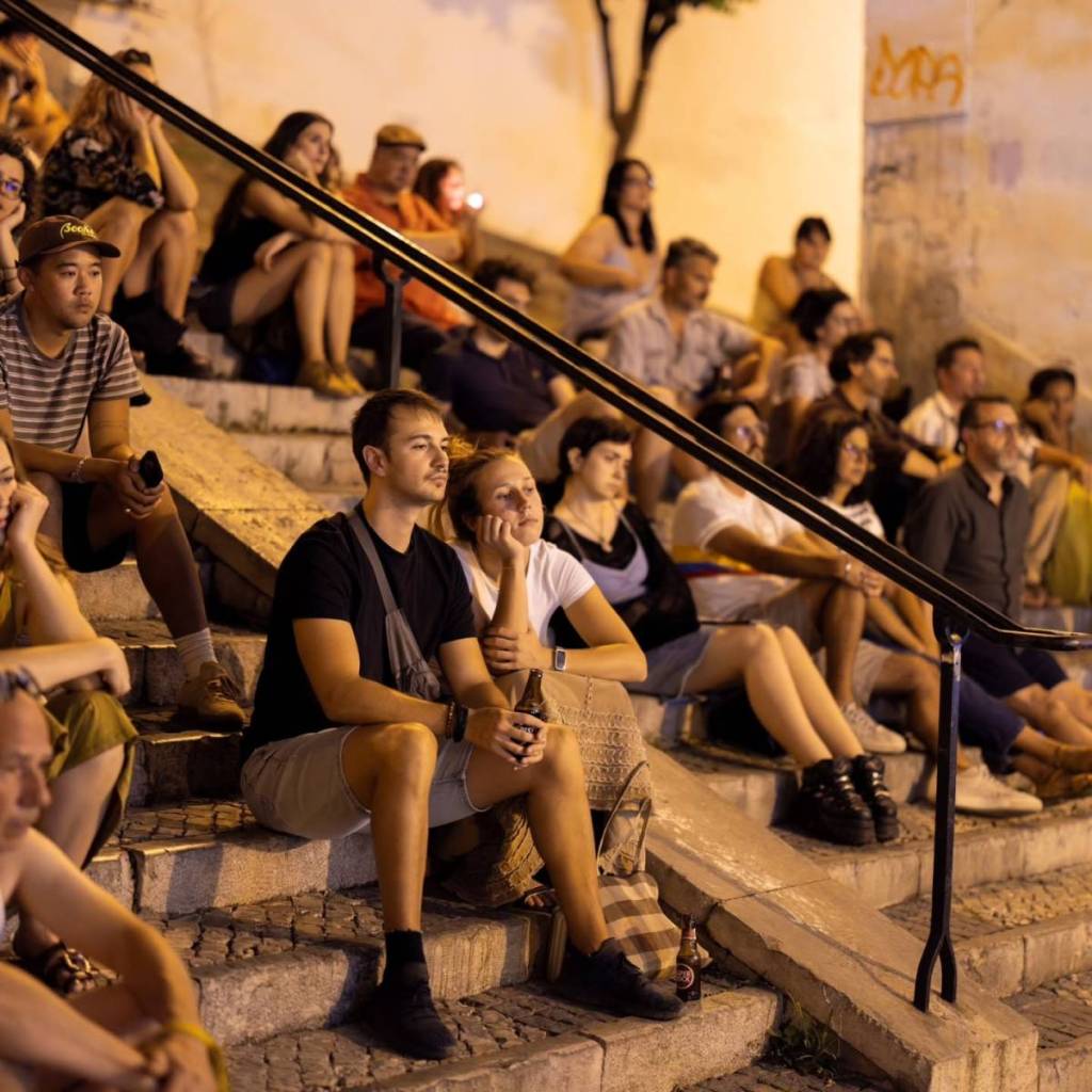 Open-Air-Kino auf den Treppen von São Miguel in Alfama 