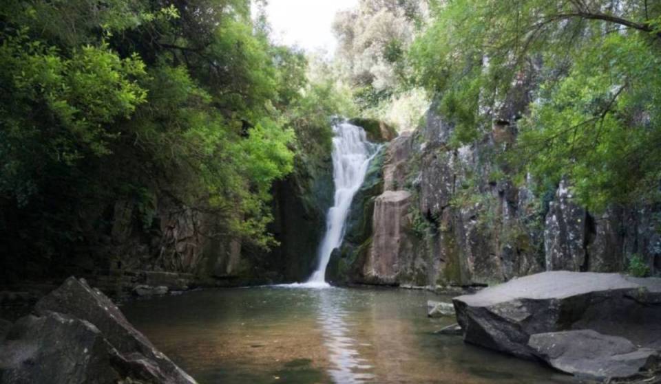 À moins de 40 minutes de Lisbonne : il y a une cascade « cachée » dans la commune de Sintra qui a servi de décor au générique d’un feuilleton portugais