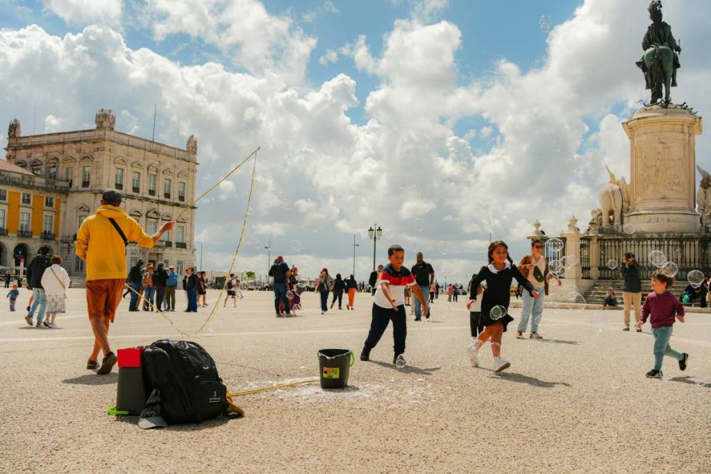 crianças a brincar num fim de semana em lisboa