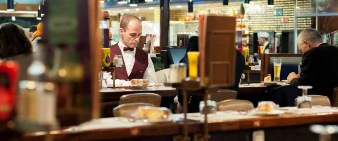 O emblemático snack-bar Galeto em Lisboa com balcões em ziguezague faz 60 anos a servir bifes memoráveis a presidentes e estudantes