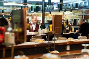 El emblemático snack-bar Galeto de Lisboa, con sus mostradores en zigzag, cumple 60 años sirviendo filetes memorables tanto a presidentes como a estudiantes