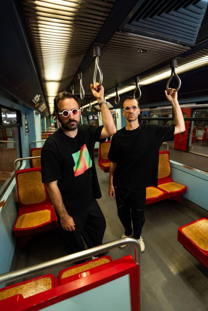 il duo di DJ MXGPU al LIVE UNDER LISBON alla stazione della metropolitana di Olaiais della Metropolitano de Lisboa