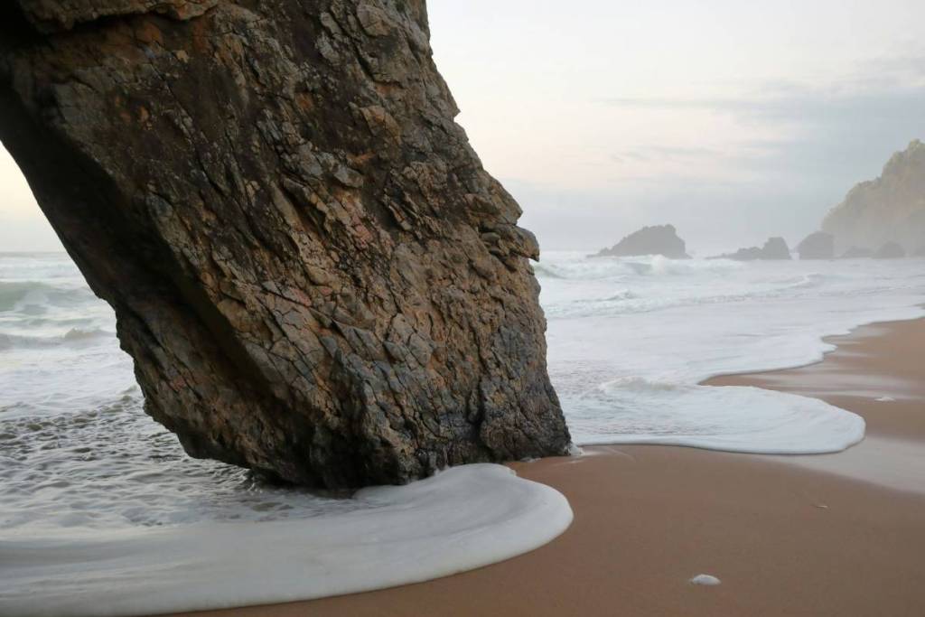 novo ranking da holidu sobre as melhores praias de portugal coloca adraga em destaque